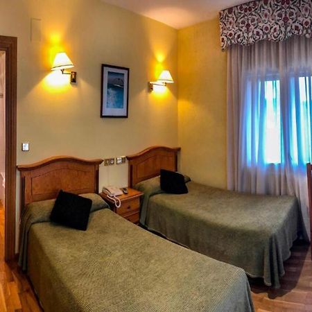 Hotel A Nieu Jaca Exterior photo