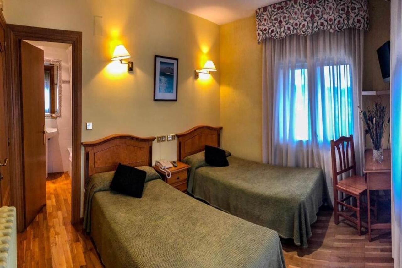 Hotel A Nieu Jaca Exterior photo