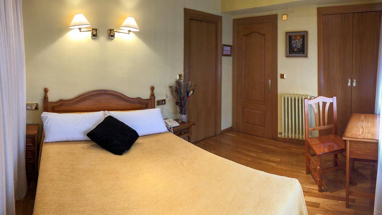 Hotel A Nieu Jaca Exterior photo